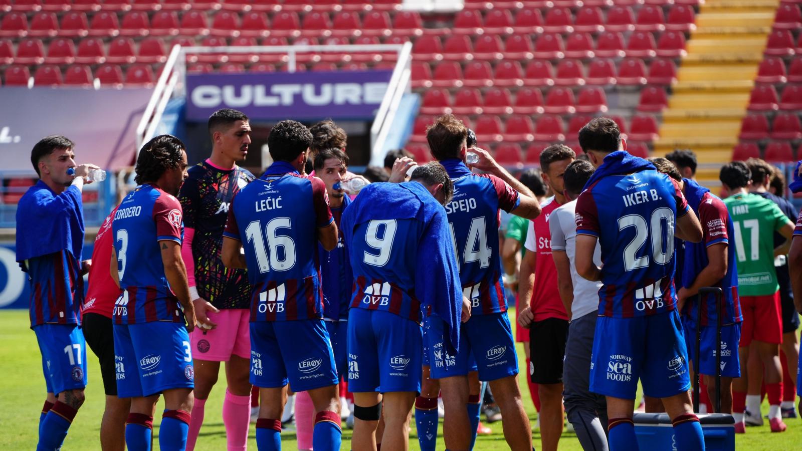 Pausa de hidratación durante el partido Extremadura-Zamora en el Francisco de la Hera. 