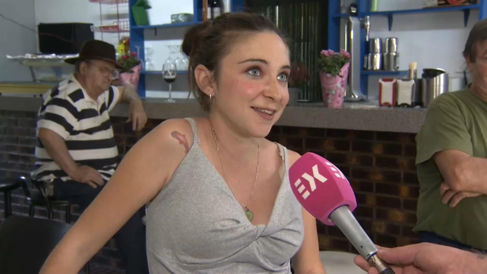 Sara, la propietaria del único bar en Las Huertas de Cansa (Cáceres).