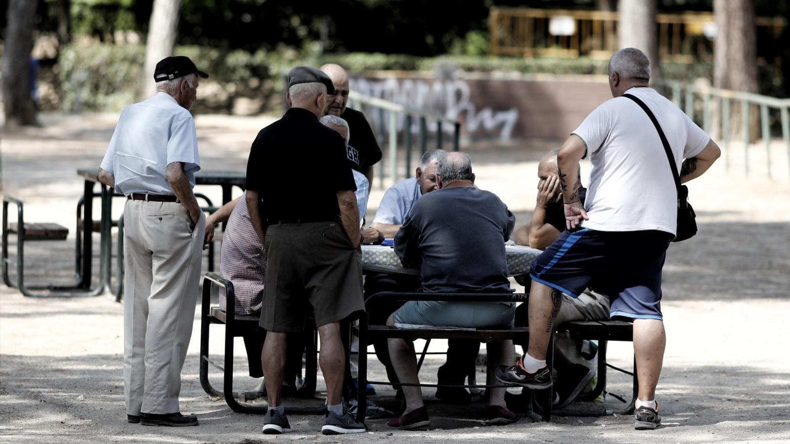 Un grupo de pensionistas reunidos en un parque. 