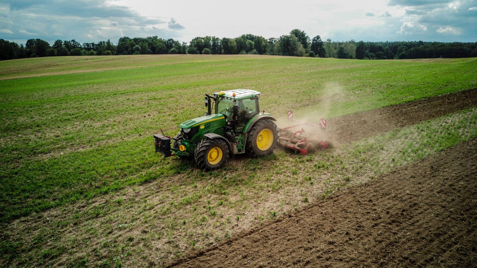 Un tractor trabajando la tierra. Imagen de archivo. 