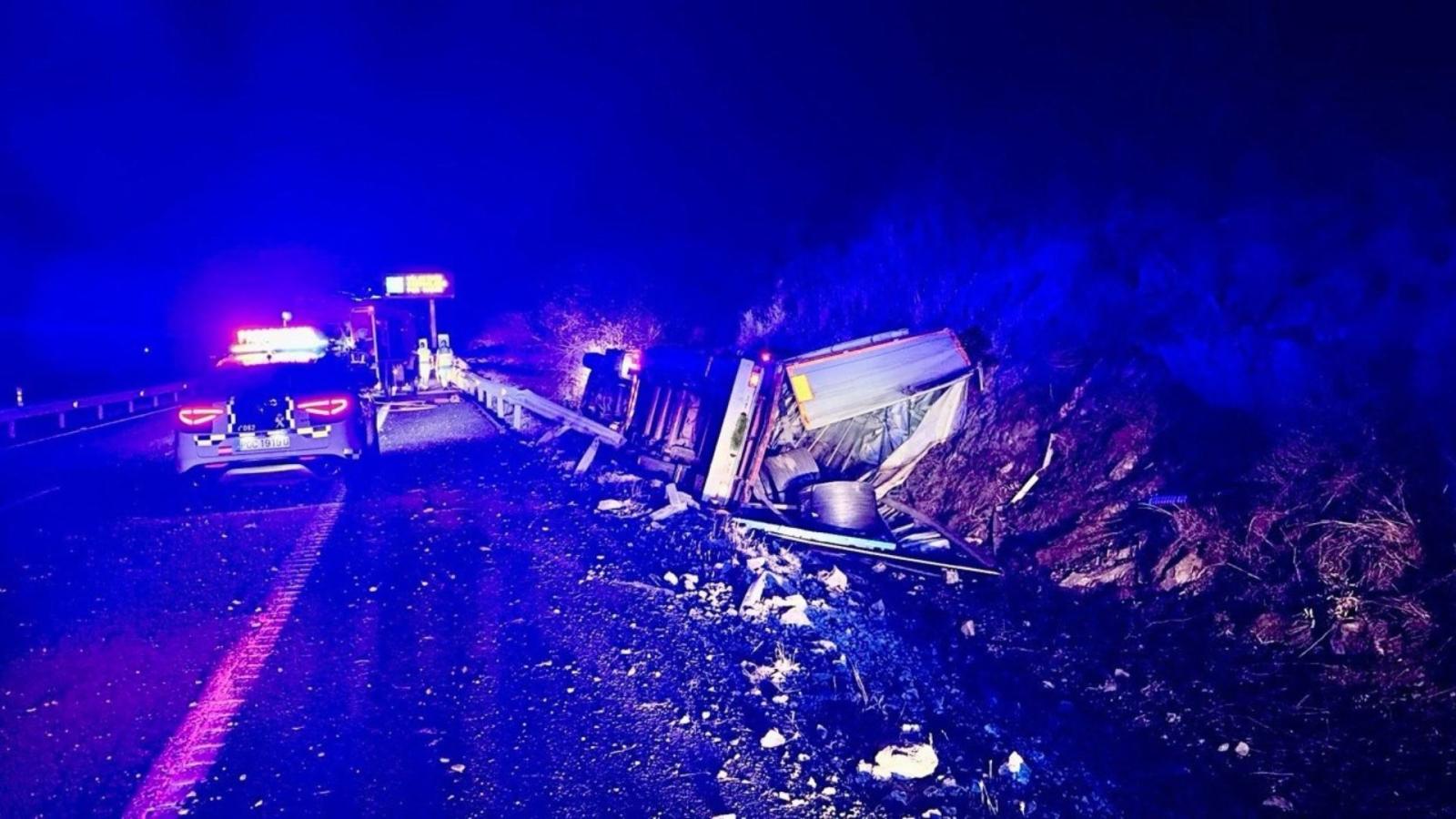 Efectivos del Parque de Bomberos del SEPEI de Navalmoral de la Mata intervienen en un accidente de un camión articulado en la autovía A-5.