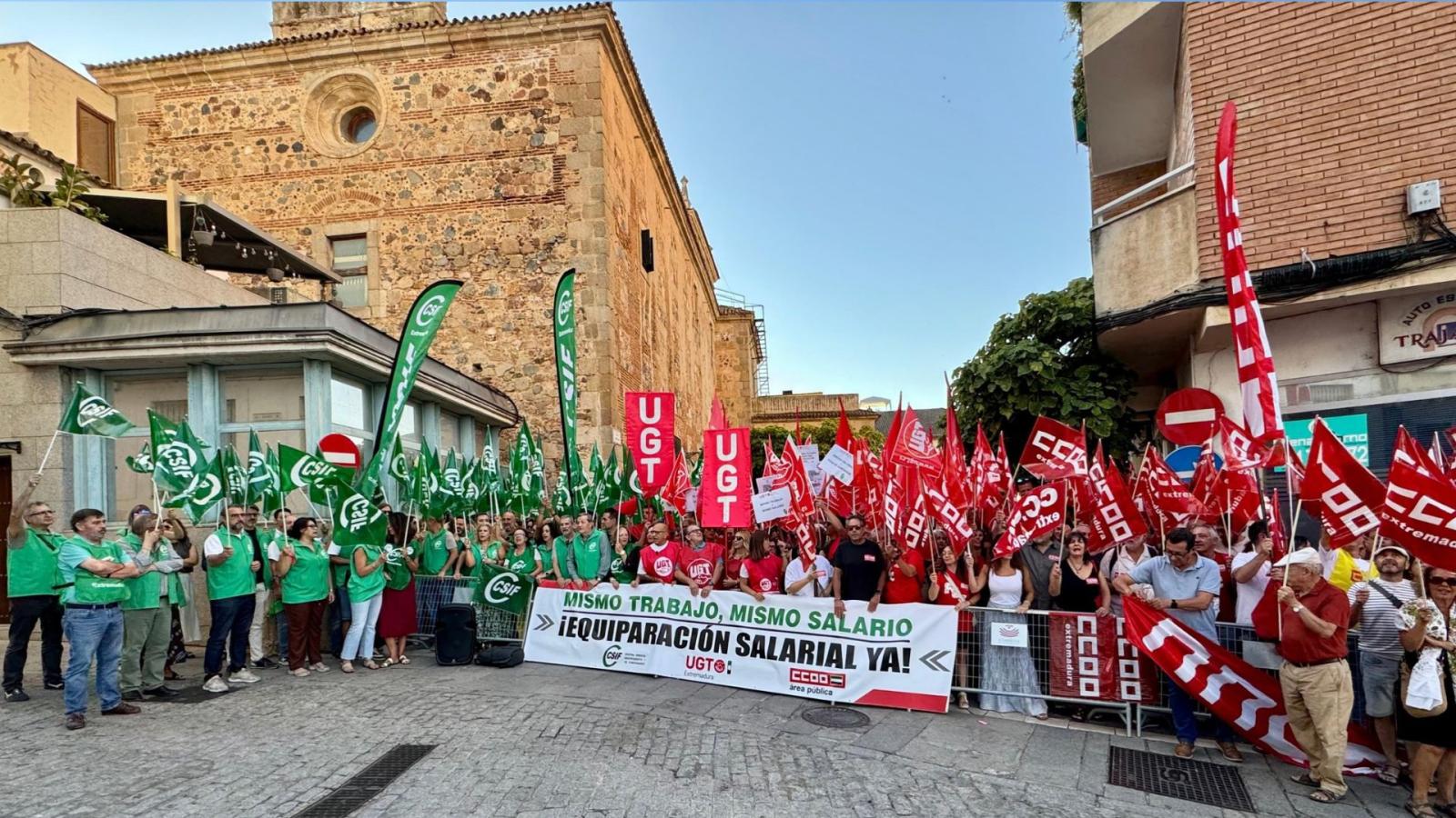 Protesta de funcionarios a las puertas de la Asamblea de Extremadura