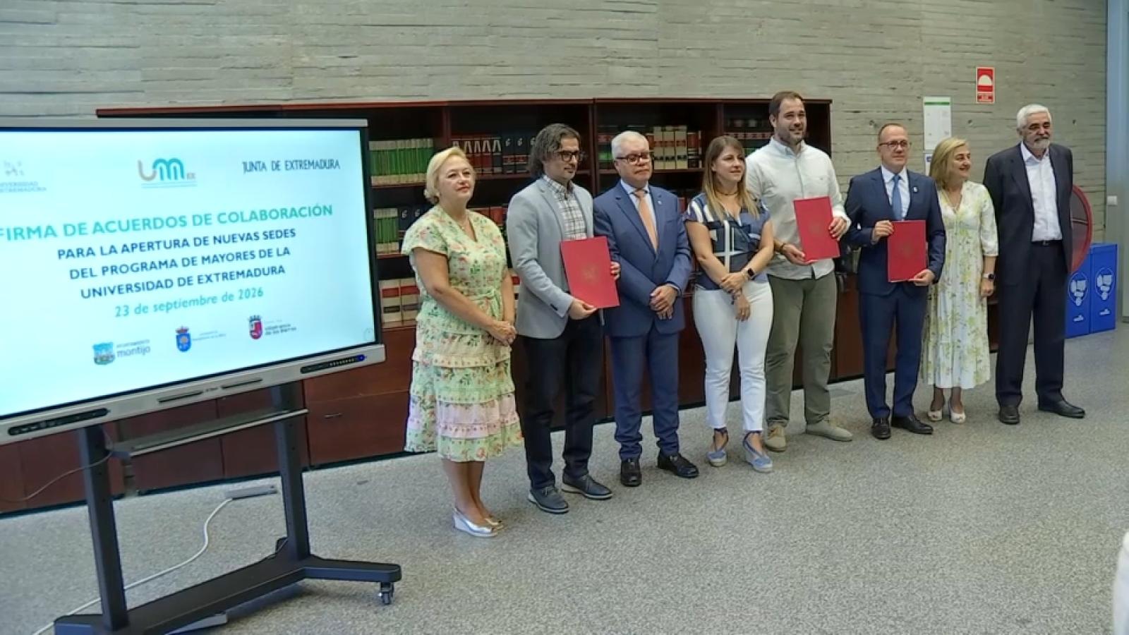 Autoridades en la firma de acuerdos de colaboración para la apertura de nuevas sedes de la Universidad de Mayores de Extremadura en Navalmoral, Villafranca y Montijo