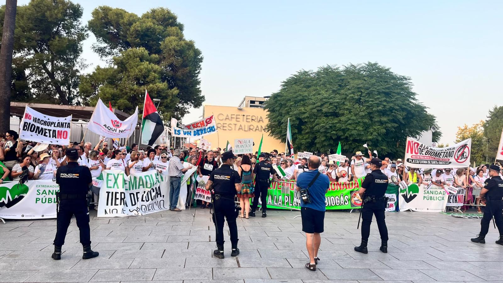 Protesta en Mérida durante la entrega de las Medallas de Extremadura