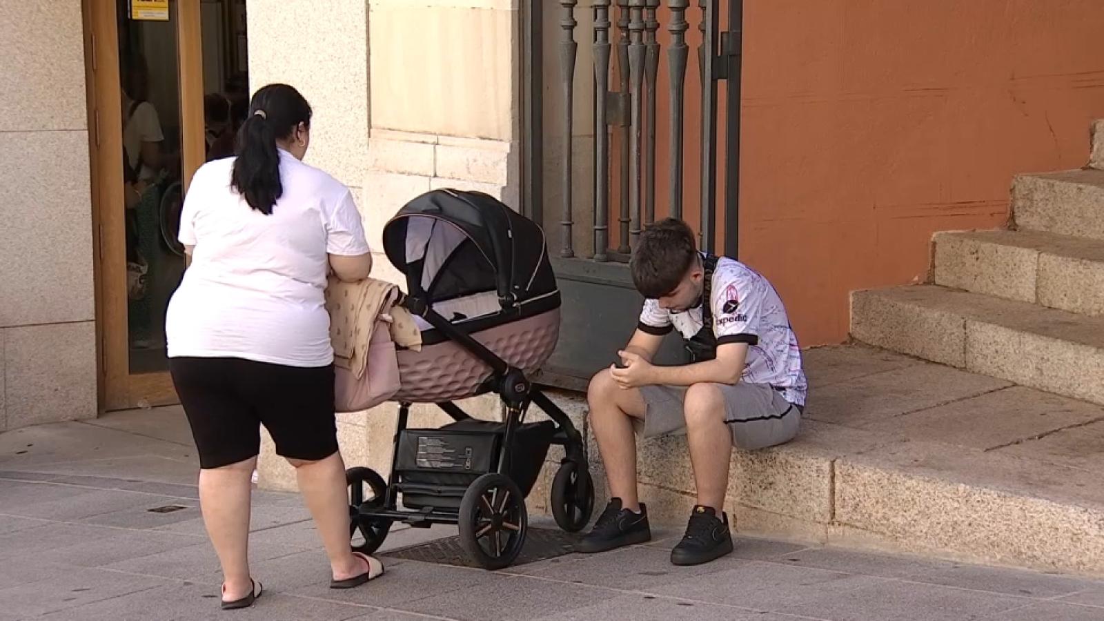 Pareja con un carrito de bebé en una imagen de archivo