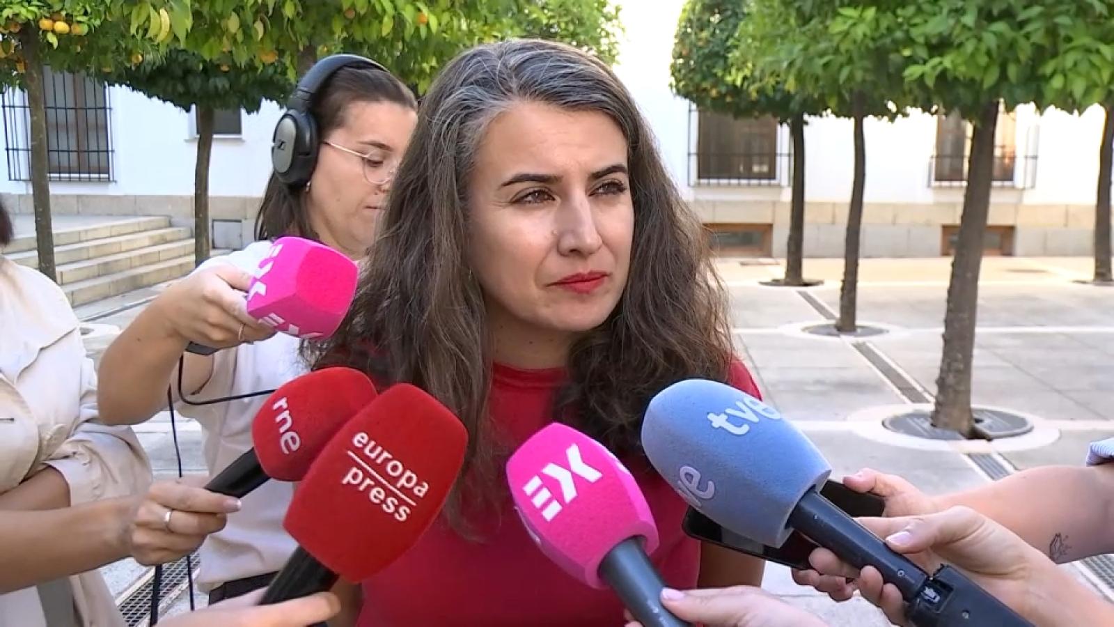 Irene de Miguel, portavoz de Unidas por Extremadura, atiende a los medios de comunicación