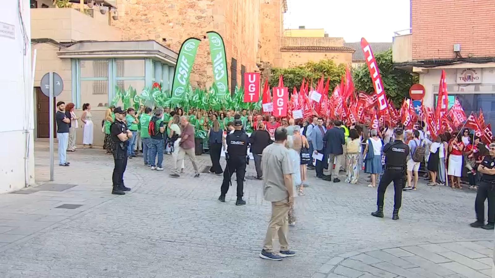 Protestas de funcionarios ante la Asamblea