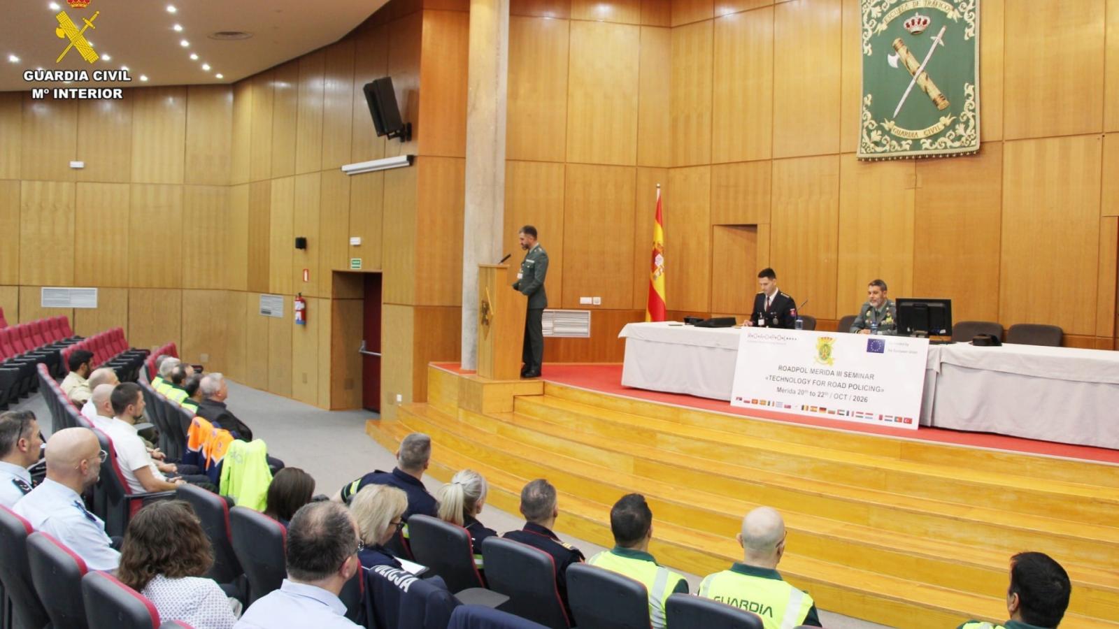 La Escuela de Tráfico de Mérida reúne a policías de 20 países para abordar la seguridad vial