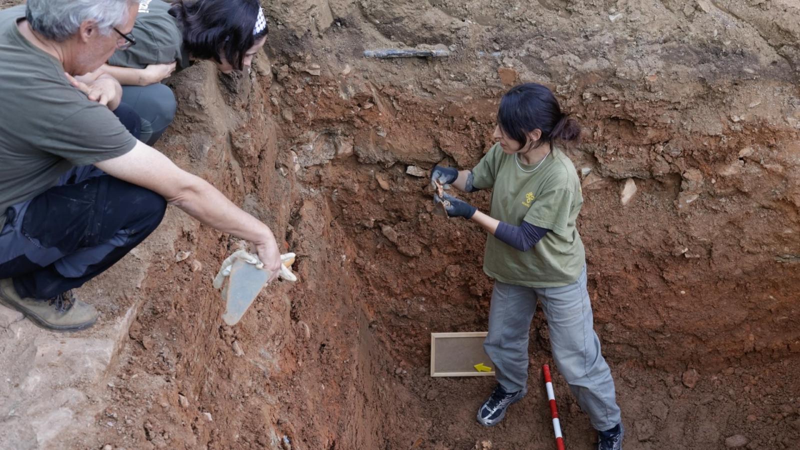Hallan los primeros restos humanos en las exhumaciones de víctimas de la represión franquista en el cementerio de Cáceres