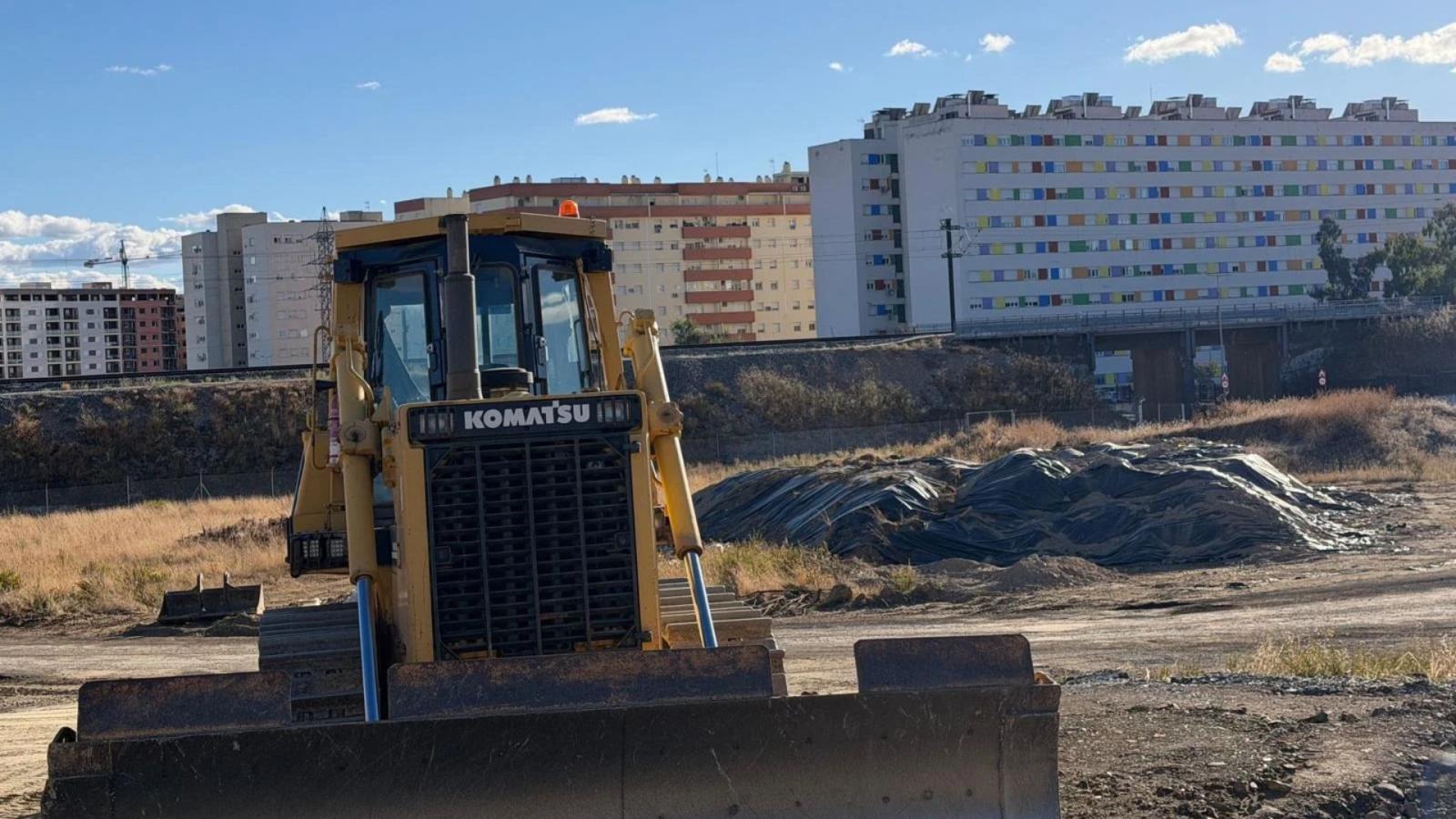 Maquinaria trabajando en el terreno del centro comercial Way en Cáceres