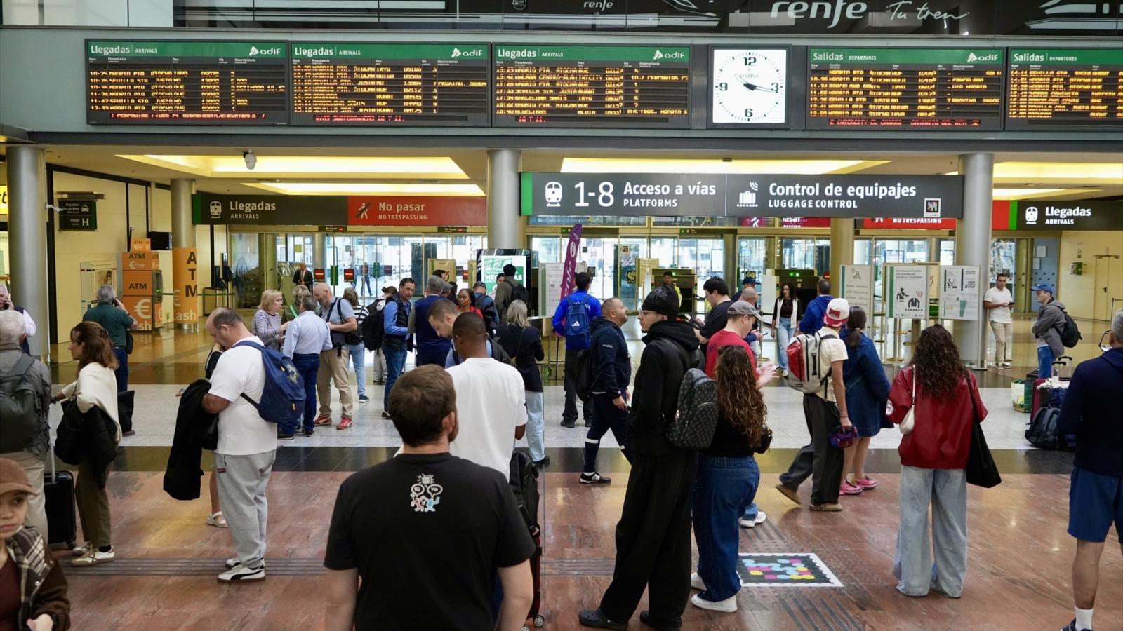 Familiares de los pasajeros reciben atención en Atocha tras el accidente ferroviario de Toledo