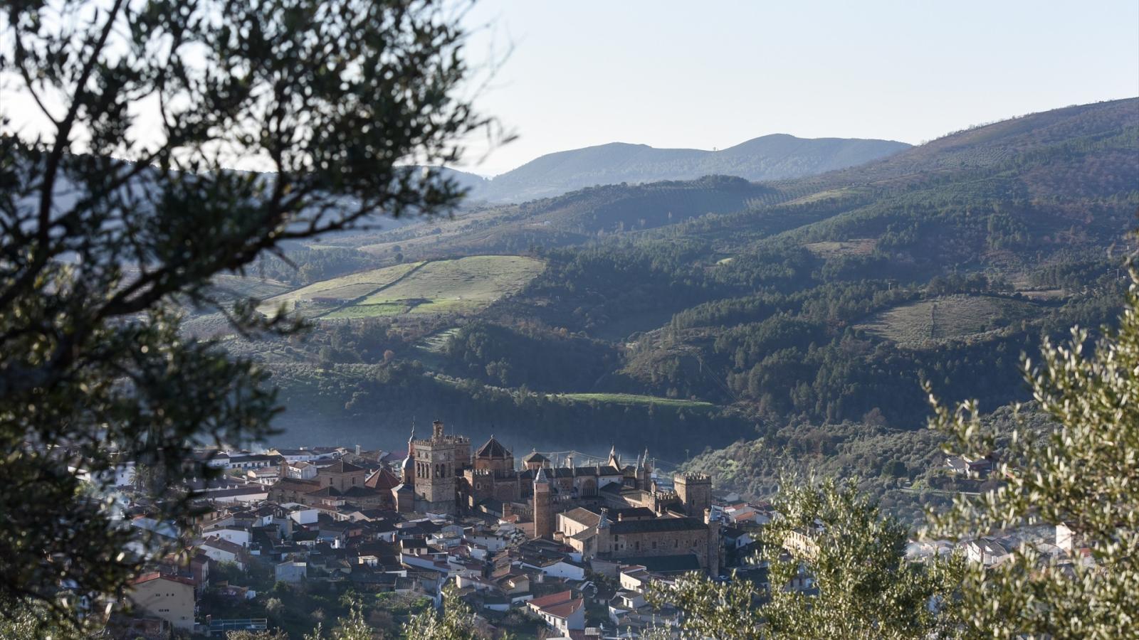 Vista general del municipio de Guadalupe, a 27 de diciembre de 2022, en Guadalupe, Cáceres, Extremadura (España). 