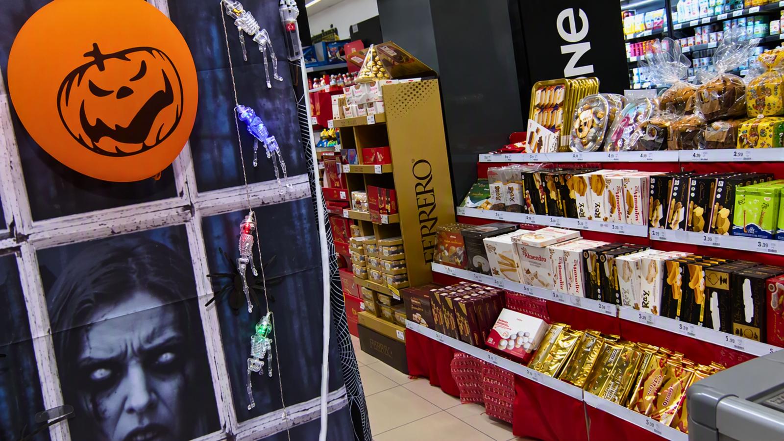 El stand de los productos de Halloween junto al de los productos navideños en un supermercado