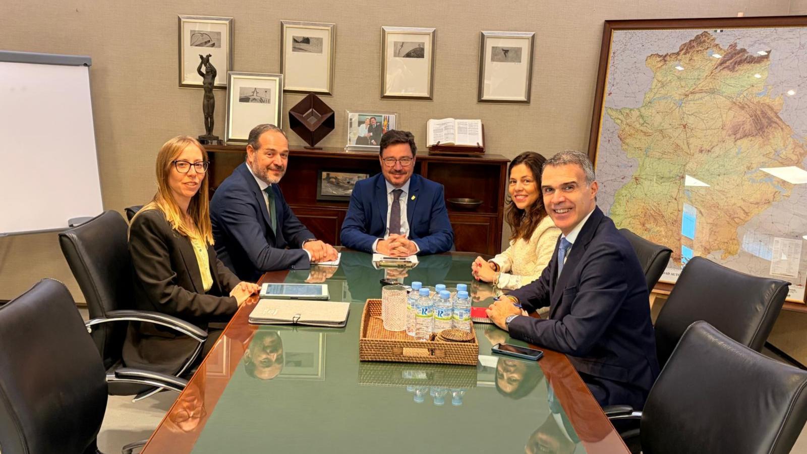 El consejero de Economía, Empleo y Transformación Digital, Guillermo Santamaría, se reúne con responsables de la compañía AESC Spain.