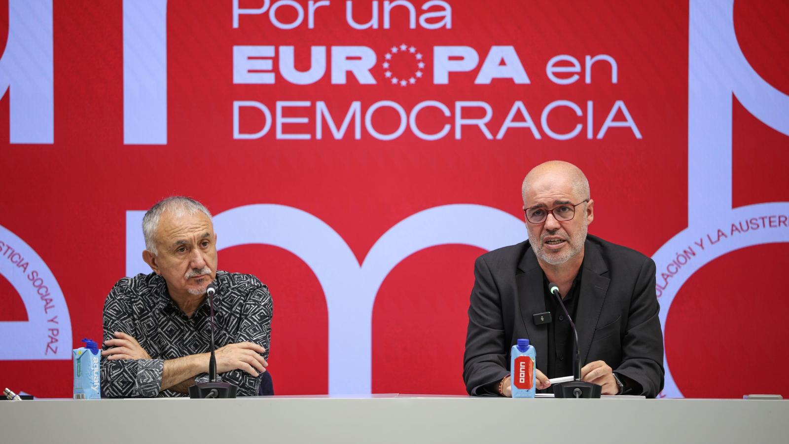El secretario general de CCOO, Unai Sordo (d), y el secretario general de UGT, Pepe Álvarez (i), durante una rueda de prensa.