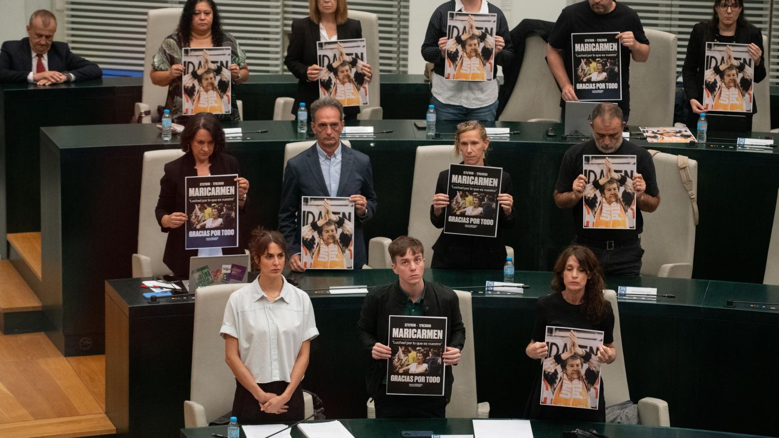 La portavoz de Más Madrid en el Ayuntamiento, Rita Maestre (i), y los concejales de Mas Madrid muestran un cartel de Maricarmen durante un Pleno extraordinario, a 8 de octubre de 2026, en Madrid (España).