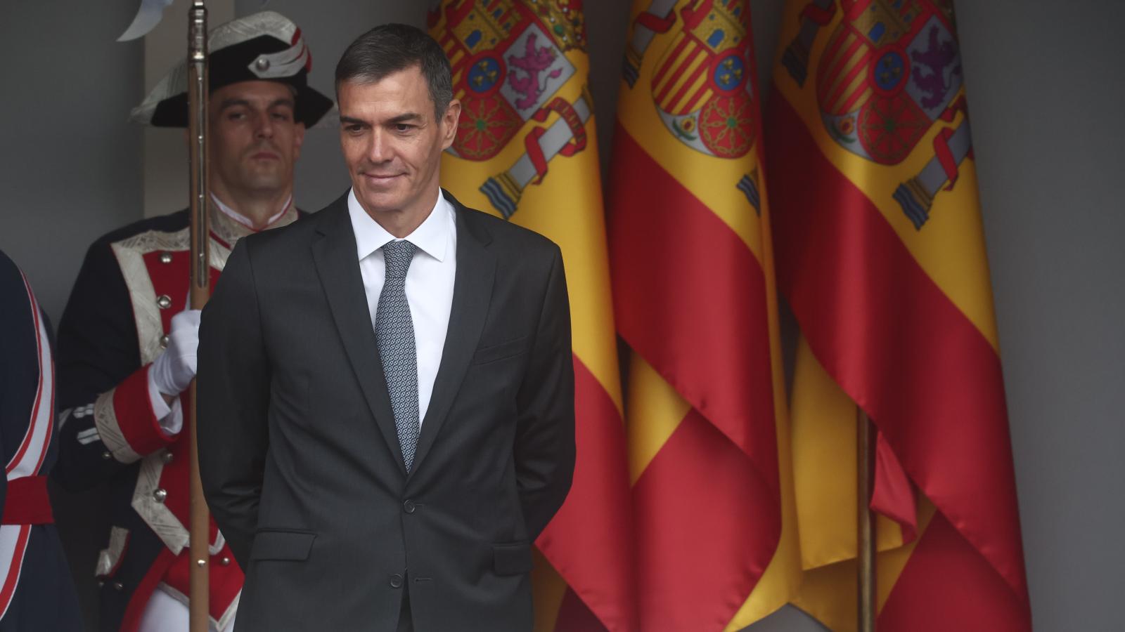 El presidente del Gobierno, Pedro Sánchez, durante el acto solemne de homenaje a la bandera nacional y desfile militar por el 12 de octubre, Día de la Hispanidad.