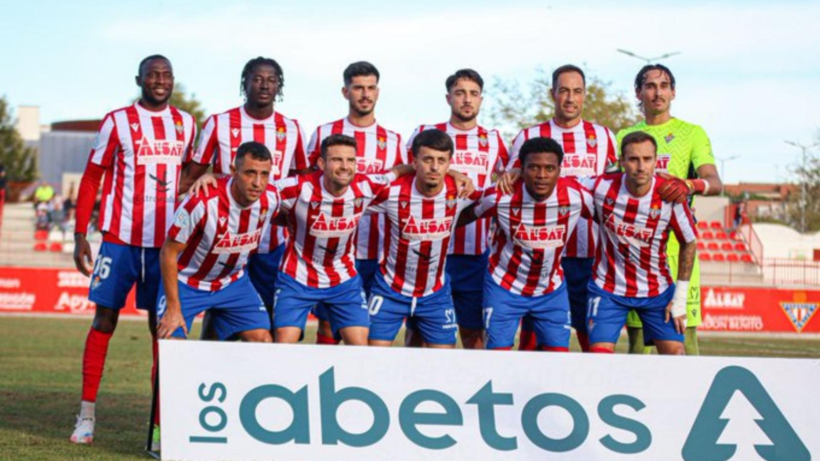Imagen del Don Benito previa al partido contra el Linares en el Vicente Sanz