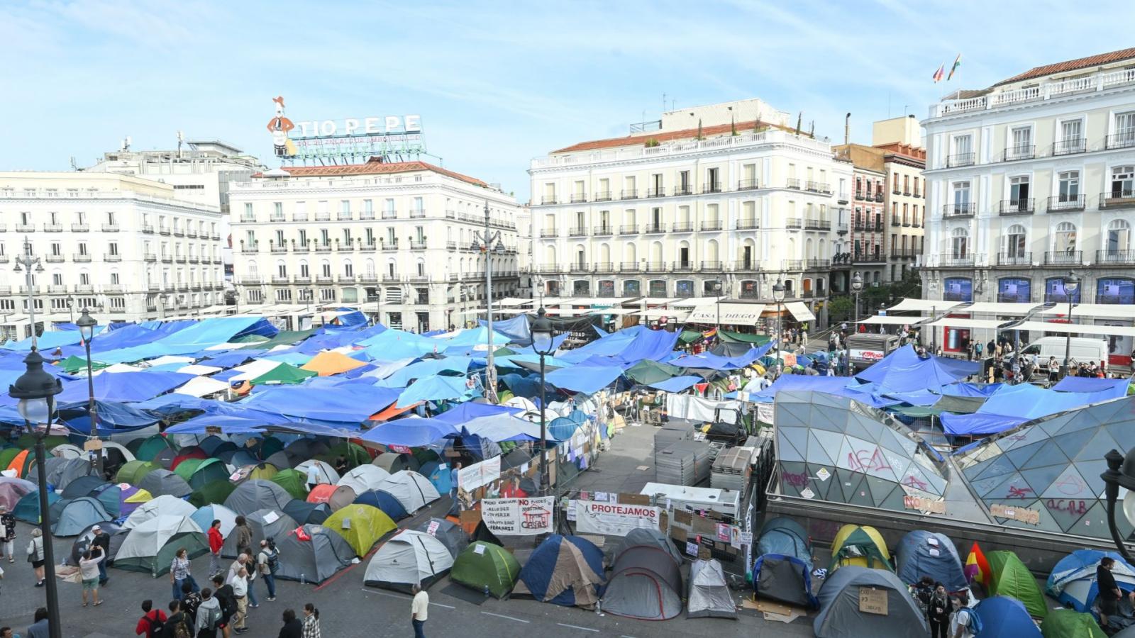 Tiendas de campaña durante la acampada por la vivienda, en la Puerta del Sol, a 1 de octubre de 2026