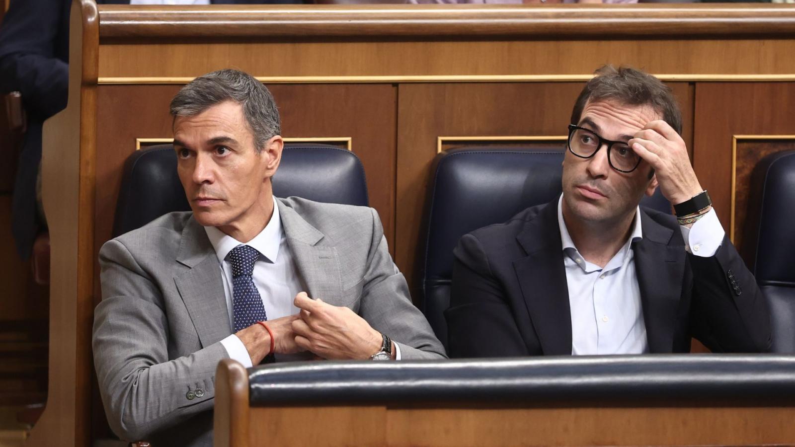 El presidente del Gobierno, Pedro Sánchez, y el vicepresidente primero y ministro de Economía, Empresa y Comercio, Carlos Cuerpo
