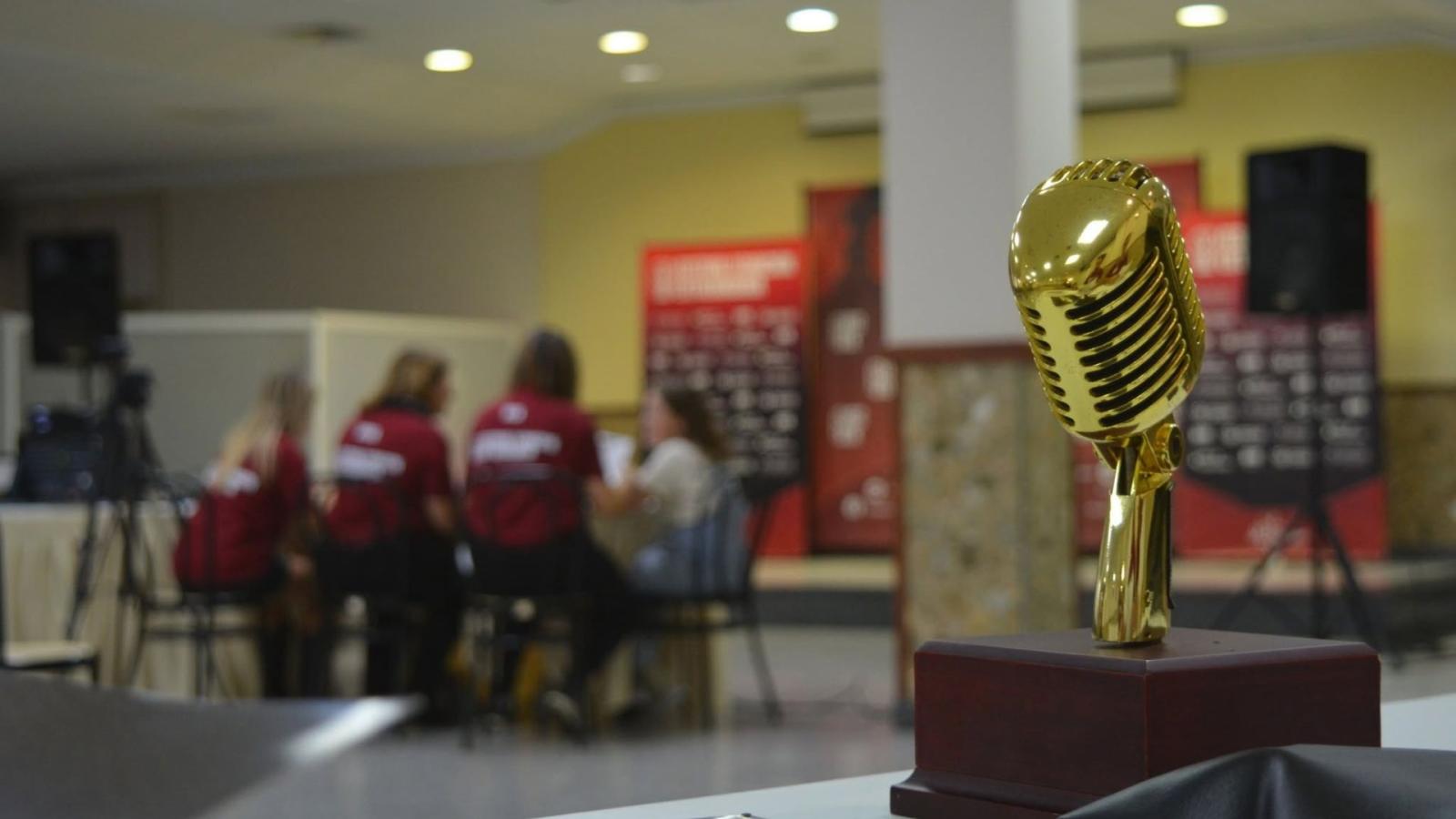 Micrófono de oro en una reunión de la organización del Festival de la Canción de Extremadura en una imagen de archivo