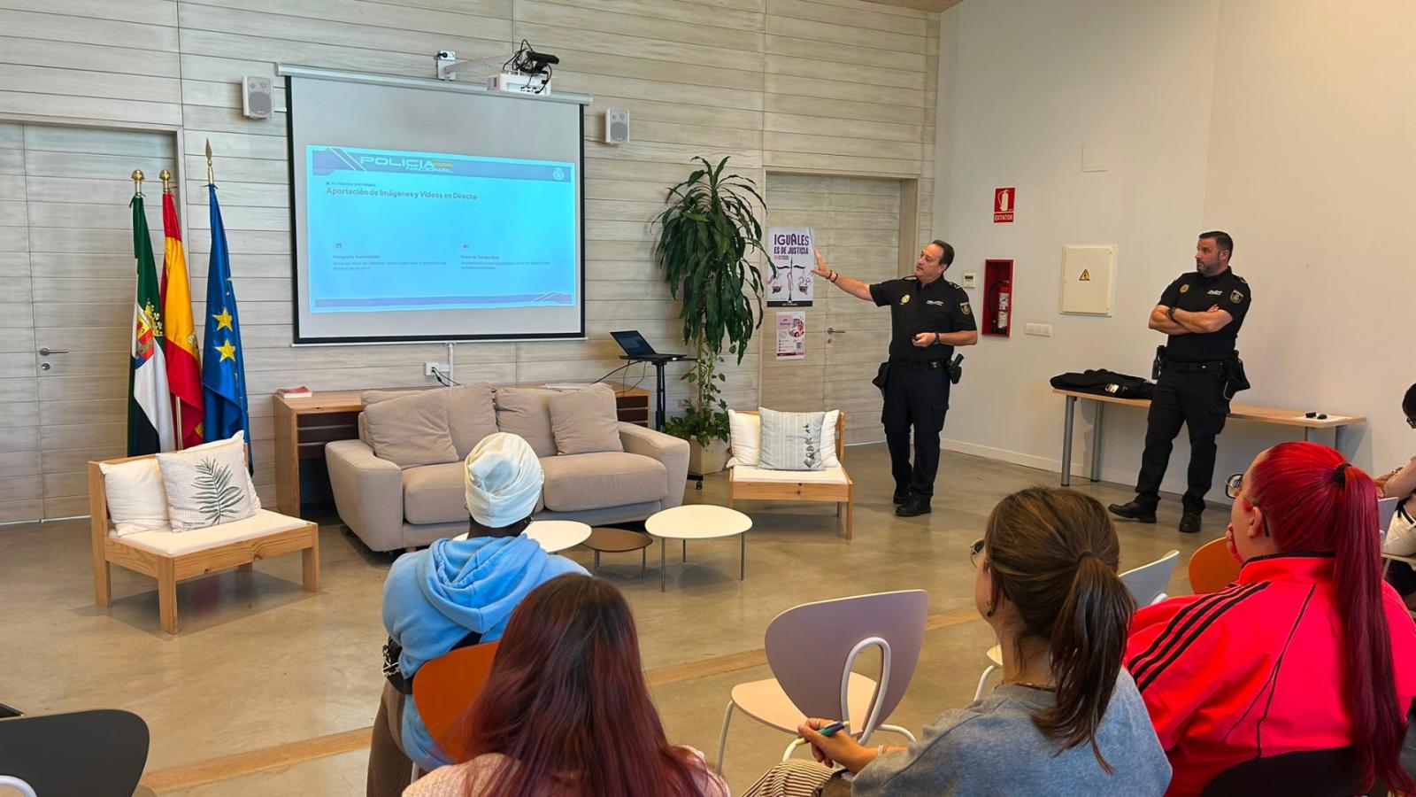 La Casa de la Mujer y del Menor de Badajoz explica el uso de AlertCops contra la violencia machista