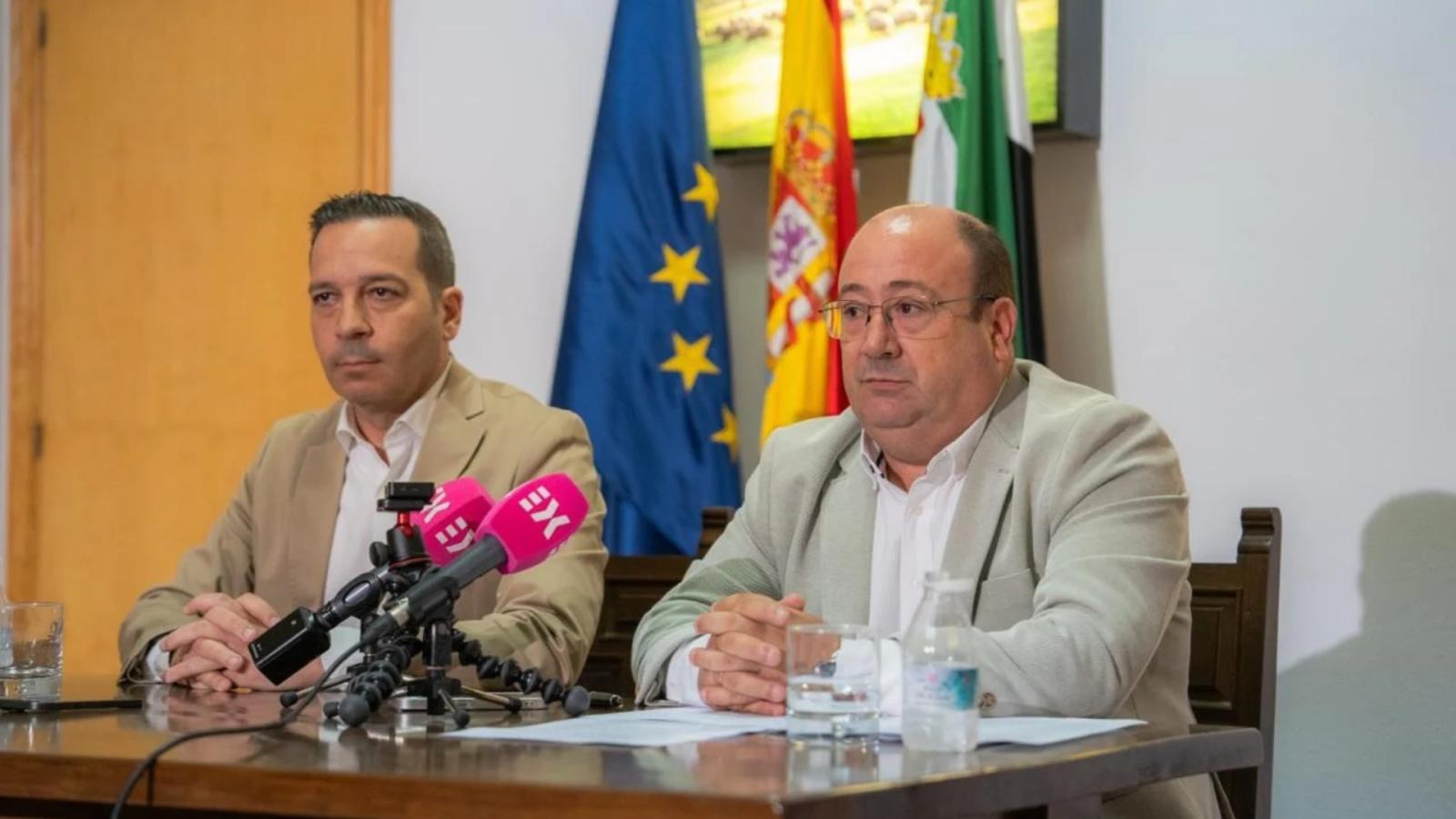 Óscar Fernández, vicepresidente de la Junta de Extremadura y Juan José García, consejero de Agricultura