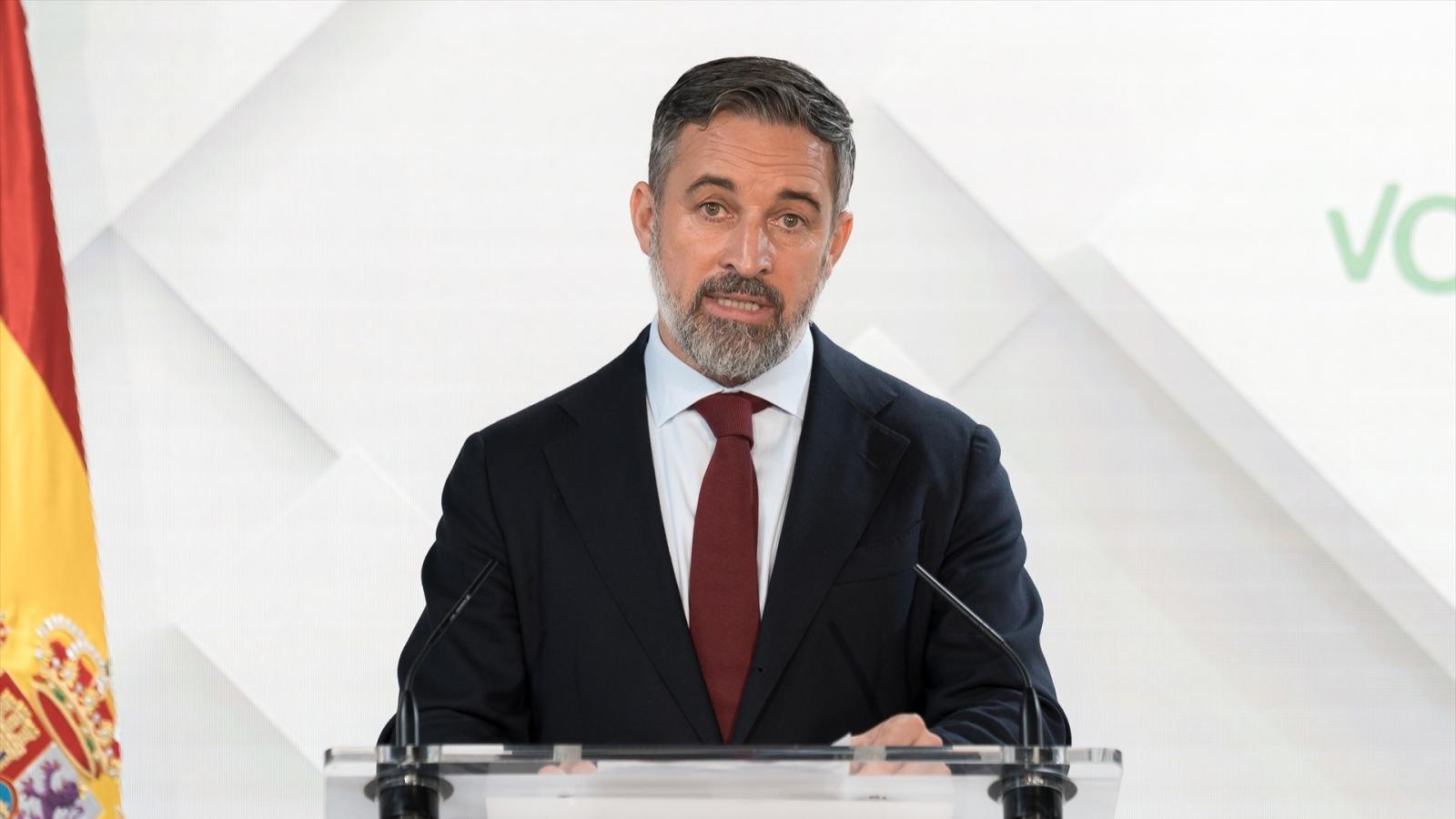 El presidente de Vox, Santiago Abascal, durante una rueda de prensa, en la sede del Vox, a 5 de octubre de 2026, en Madrid (España)