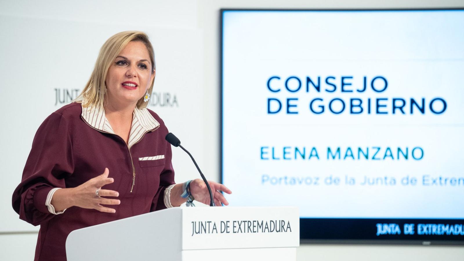 Elena Manzano, portavoz de la Junta de Extremadura, atiende a los medios de comunicación tras el Consejo de Gobierno