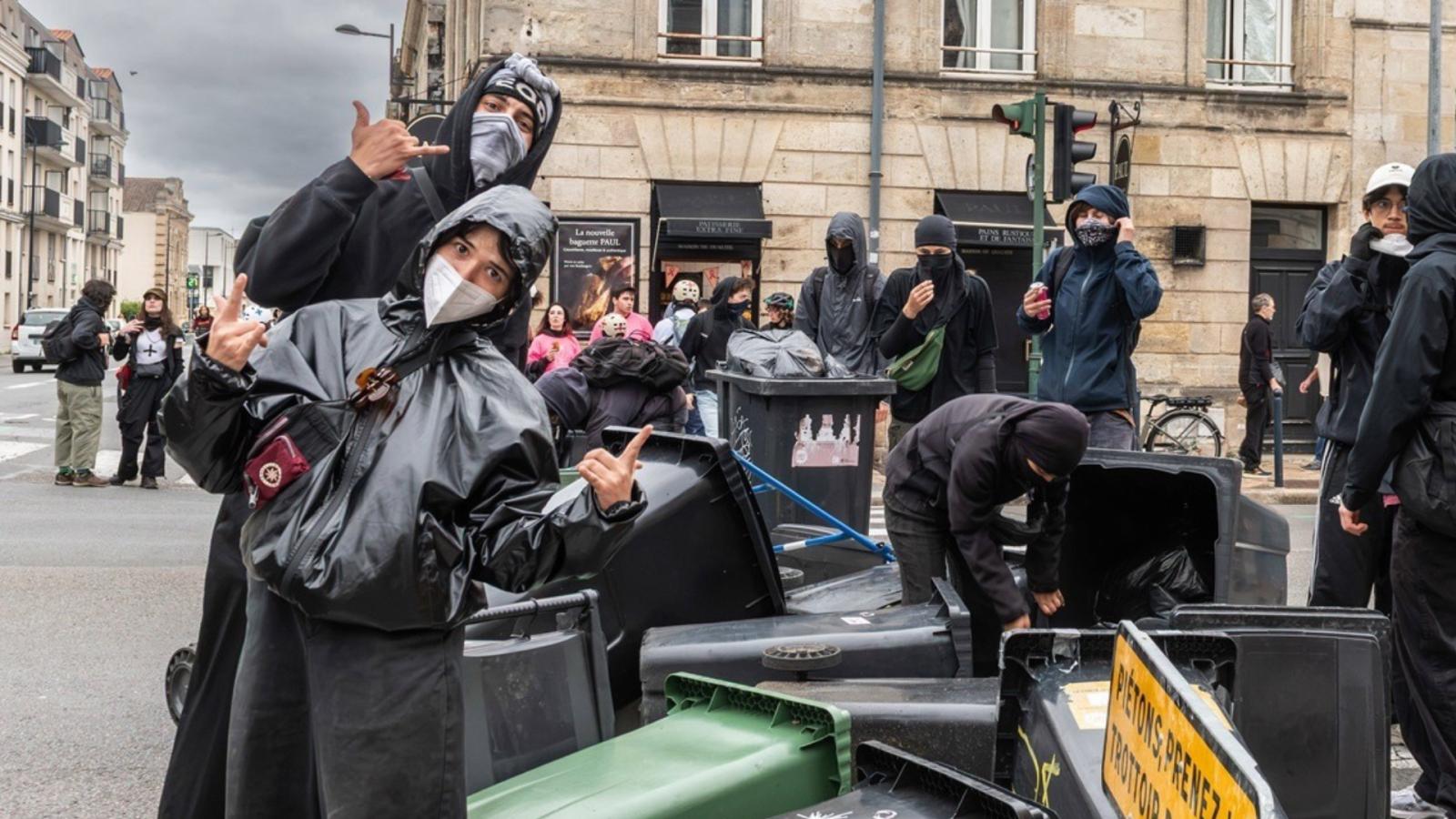 Manifestantes de los «chalecos amarillos» (gilets jaunes) levantan barricadas y prenden fuego en una calle durante las protestas convocadas en todo el país contra los elevados precios y el aumento del coste de la vida en Burdeos.