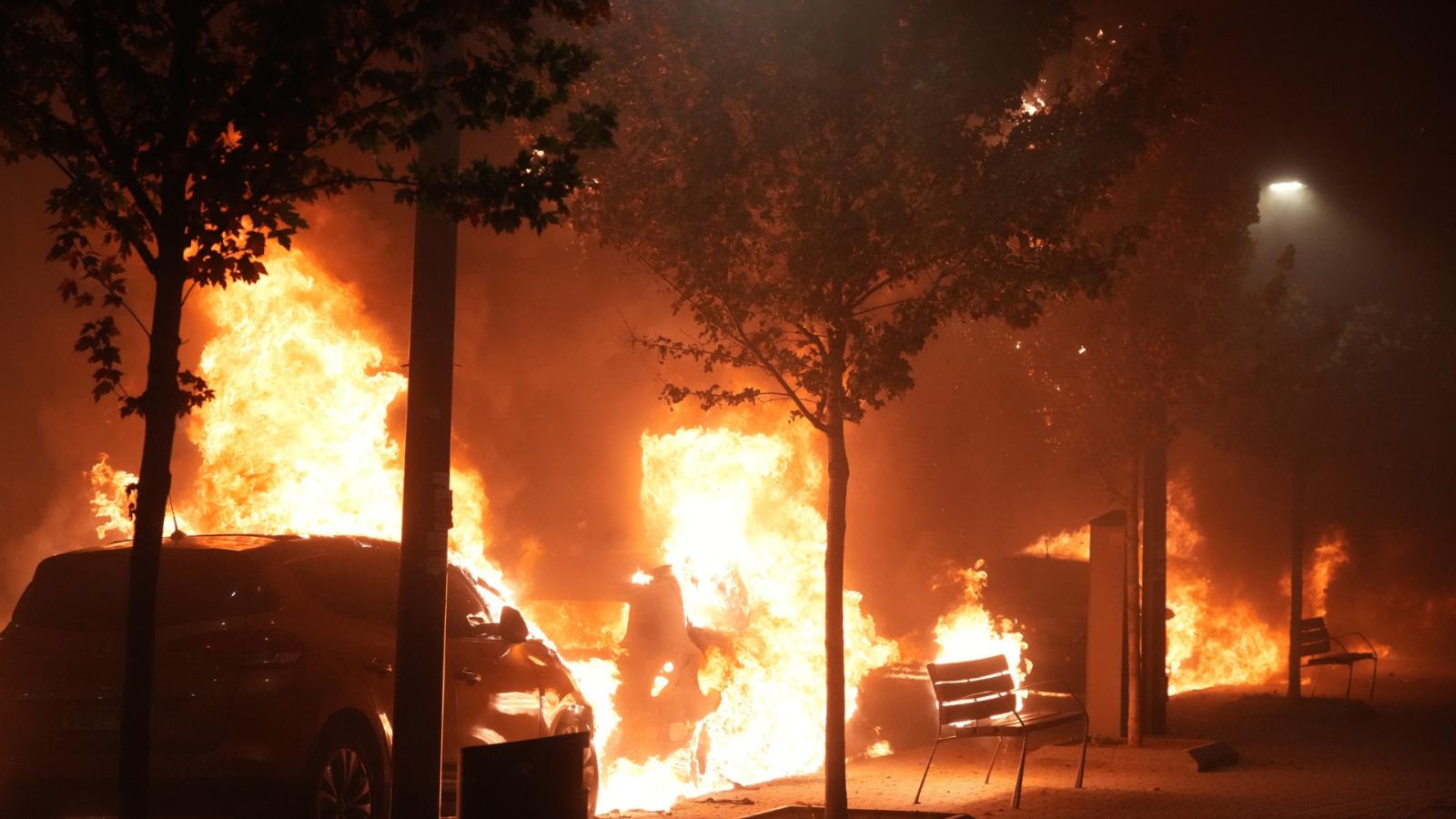 Varias personas incendian coches y contenedores, tras una concentración de diversos agentes sociales con el lema "Euskal Herrian Faxismoaren Ez!", a 26 de octubre de 2026, en Bilbao, País Vasco (España)