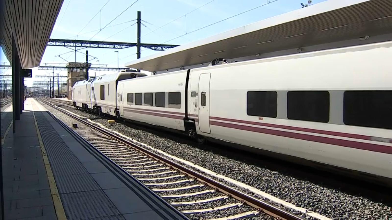 Tren parado en una estación, en una imagen de archivo