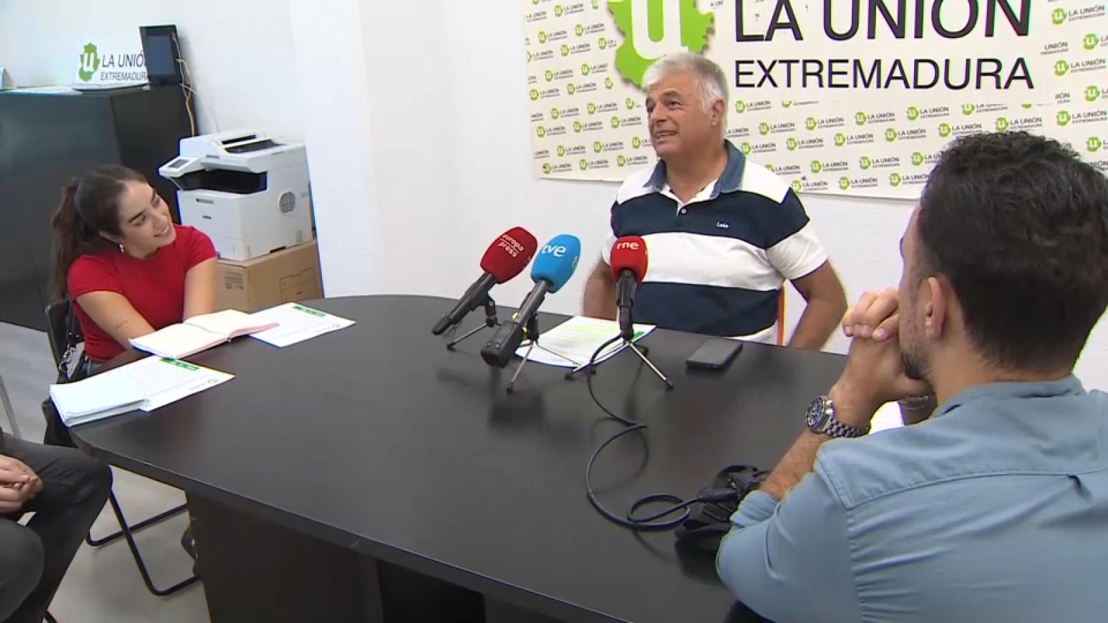 El secretario técnico de La Unión Extremadura, Luis Cortés, atiendo a los medios de comunicación