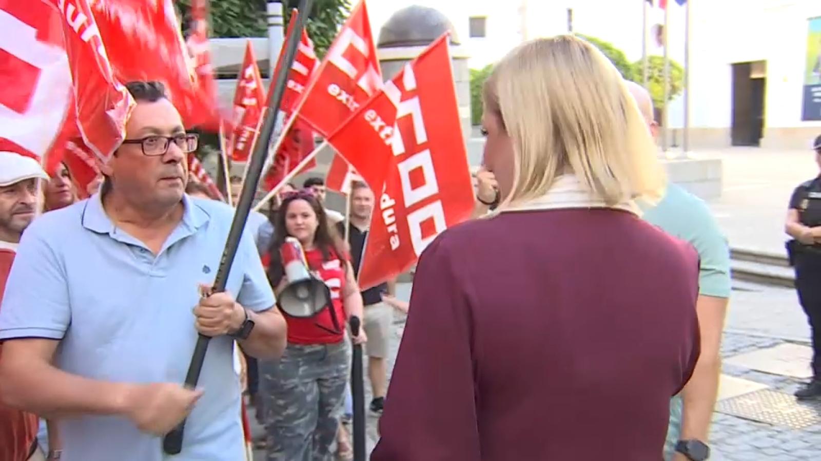 Elena Manzano, consejera de Hacienda de la Junta de Extremadura, hablando con representantes de CCOO