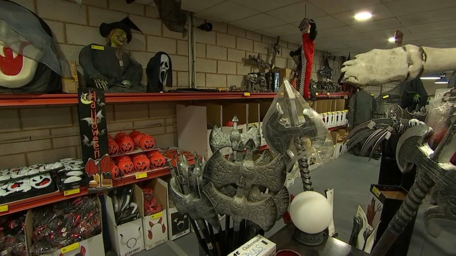 Interior de una tienda de disfraces y complementos para Halloween